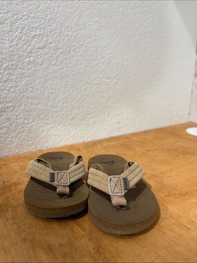Quicksilver Boys Tan Flip Flop Sandals - Comfort Straps. Size 7